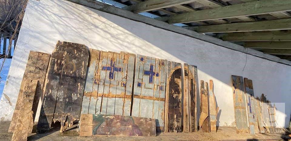 На Чернігівщині в стінах згорілої сільської лікарні знайшли старовинні ікони. ФОТО
