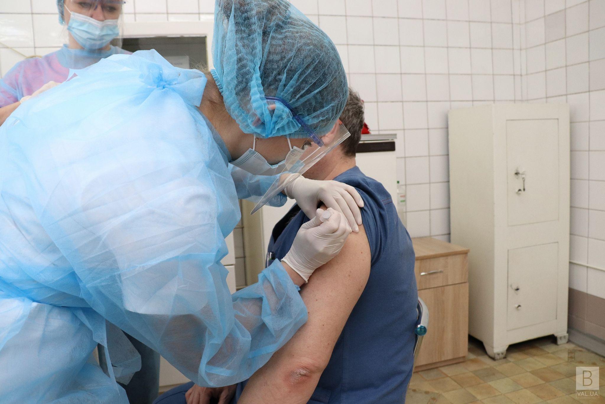 На Чернігівщині вже вакцинували 120 медиків