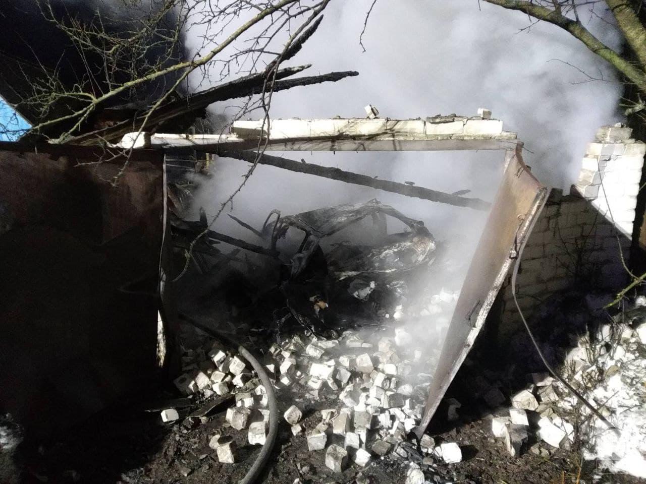У Чернігівському районі згорів гараж разом із автомобілем. ФОТО