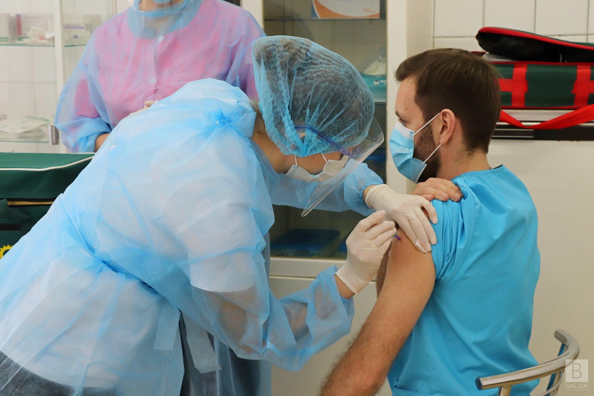 Слабкість, невисока температура, біль у місці ін’єкції: лікарі Чернігівщині розповіли про свій стан після вакцинації