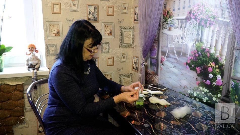 З серцем: працівниця Чернігівського апеляційного суду шиє ляльки. ФОТО