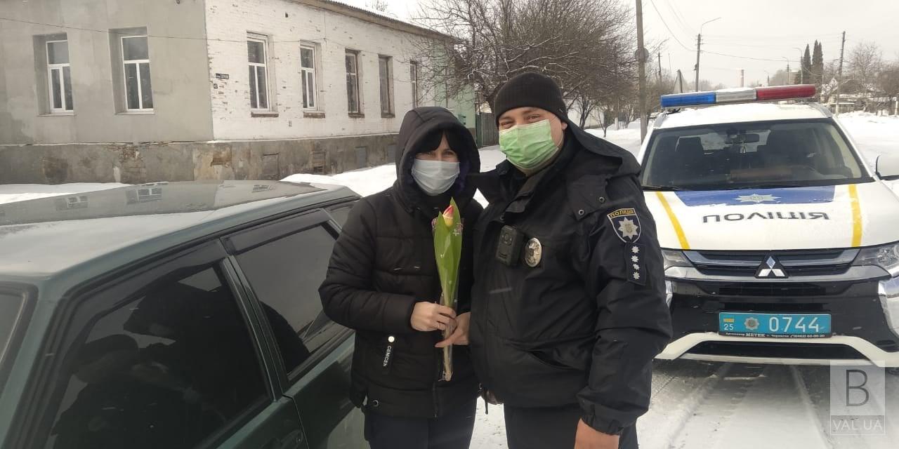 У Новгороді-Сіверському патрульні вітають жінок-водіїв. ФОТОфакт