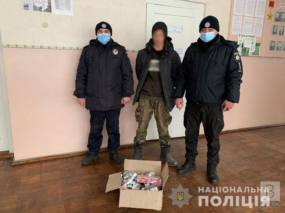На Чернігівщині затримали двох юнаків, які обікрали сільській магазин. ФОТО