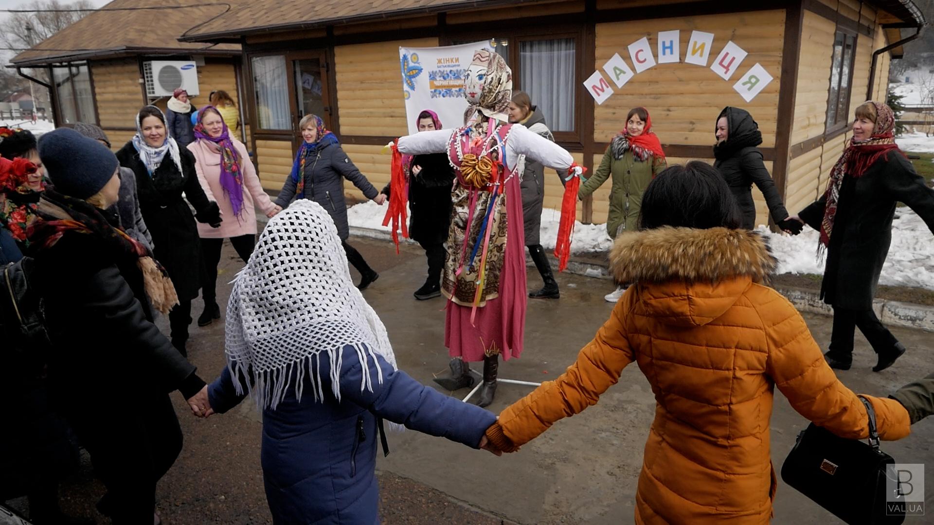 Українські традиції та благодійність: жінки Чернігова відзначали Масляну ВІДЕО 