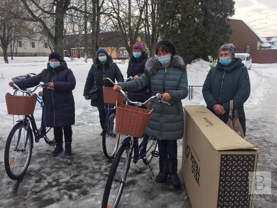 Корюківським соцпрацівницям подарували новенькі велосипеди