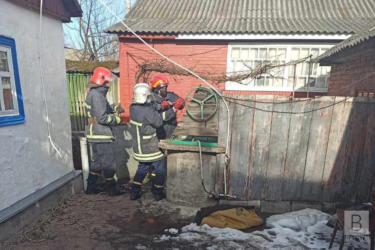 На Чернігівщині рятувальники дістали з колодязя тіло 81-річної жінки. ФОТО