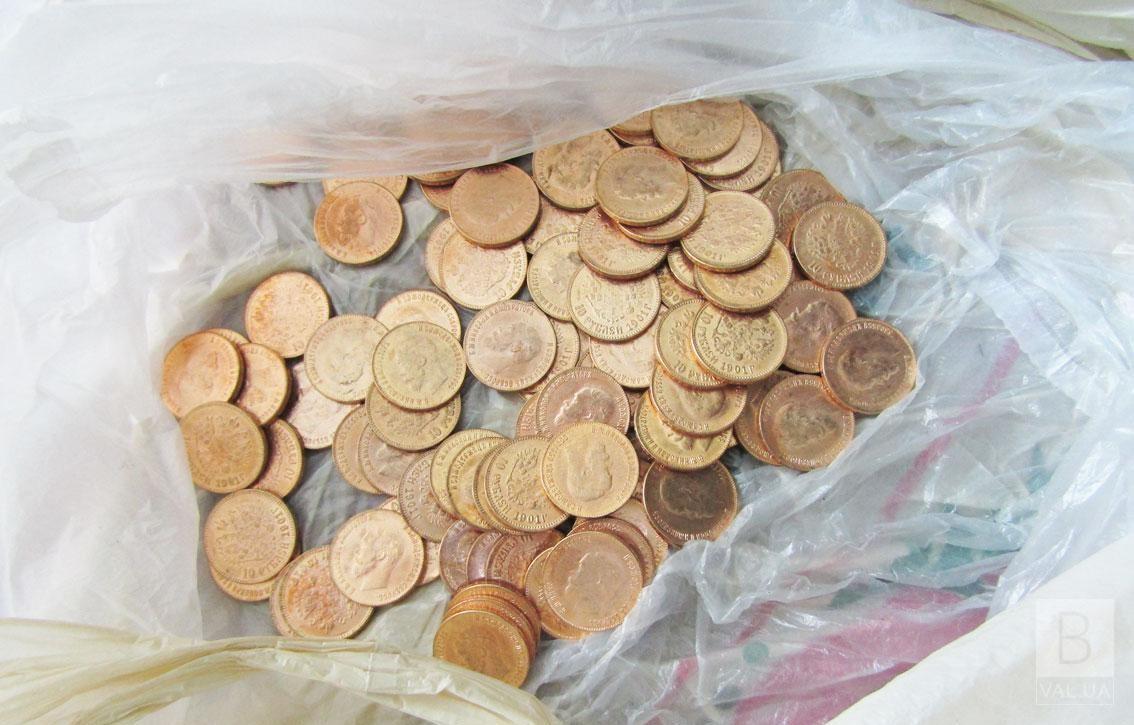 У Прилуках росіянин продав пенсіонеру за півмільйона гривень несправжніх «царських монет». ФОТО