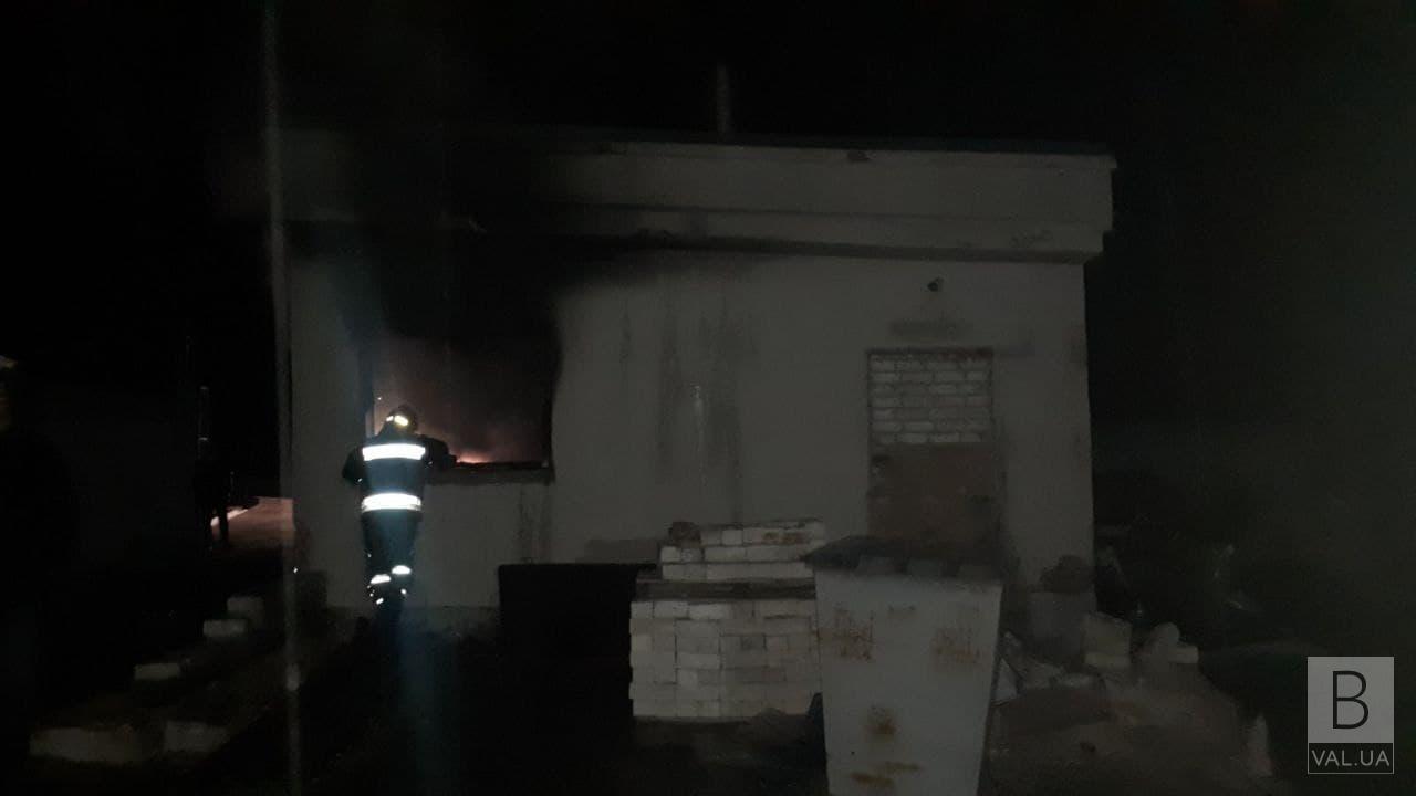 У Чернігові під час пожежі на території підприємства загинув охоронець. ФОТО