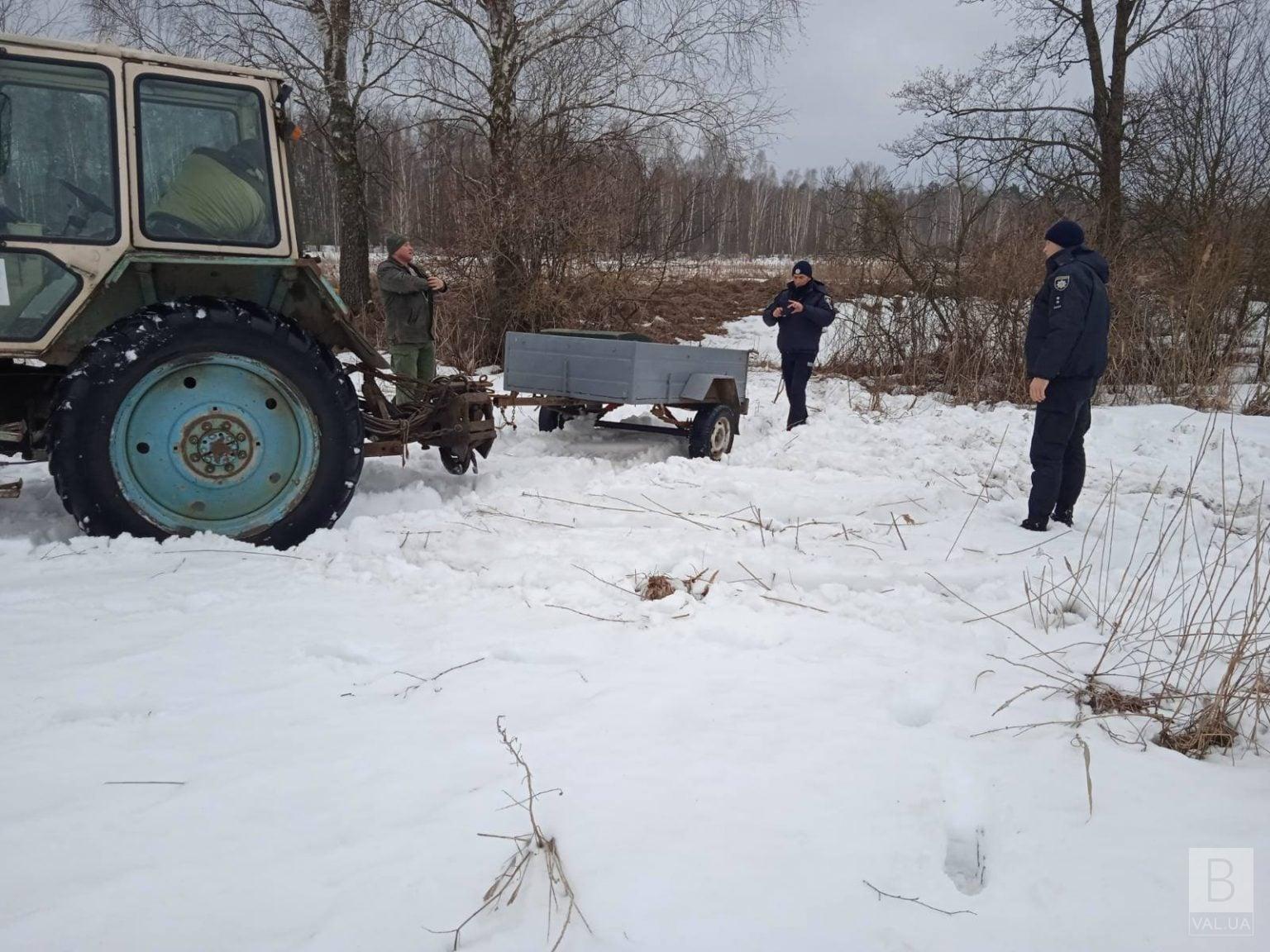 На Чернігівщині двоє чоловіків вбили косулю та тікаючи залишили свій трактор. ФОТО