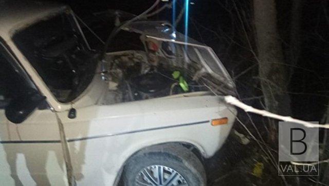 На Новгород-Сіверщині автівка влетіла у дерево. Водій у лікарні