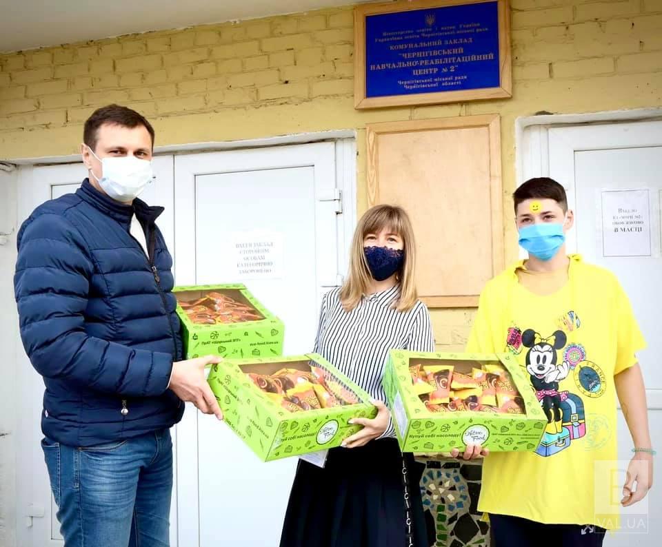Виробник солодощів з Чернігівщини подарував смаколики особливим діткам. ФОТО