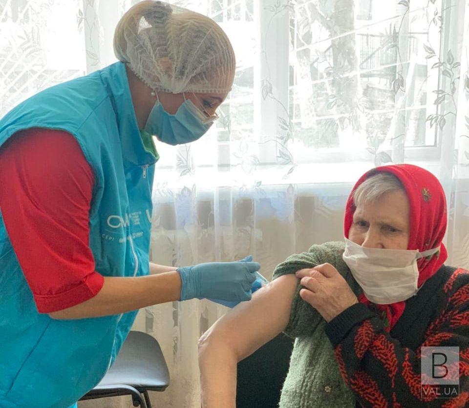 На Чернігівщині почали щепити вакциною Pfizer-BioNTech. ФОТО