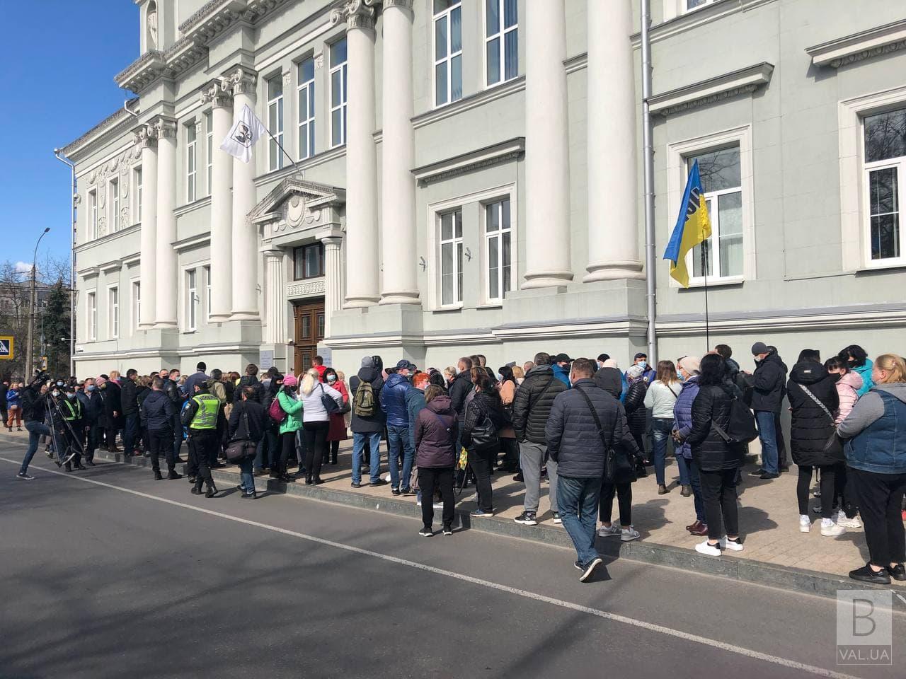 Чернігівські підприємці мітингують під стінами міської ради. ФОТОфакт