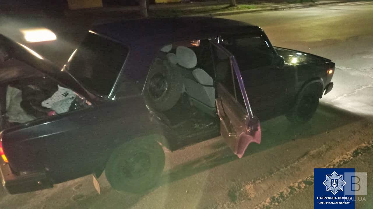 У Чернігові патрульні затримали двох чоловіків, які викрали колесо з автівки. ФОТО