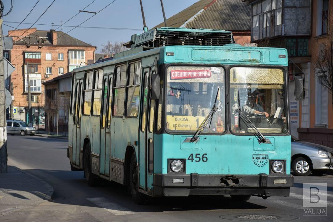 На великодні свята громадський транспорт у Чернігові працюватиме за спецперепустками