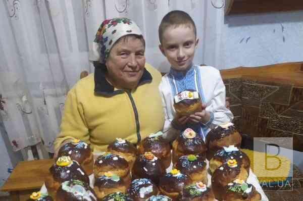 На Чернігівщині жінка з онуком напекли пасок для захисників. ФОТО