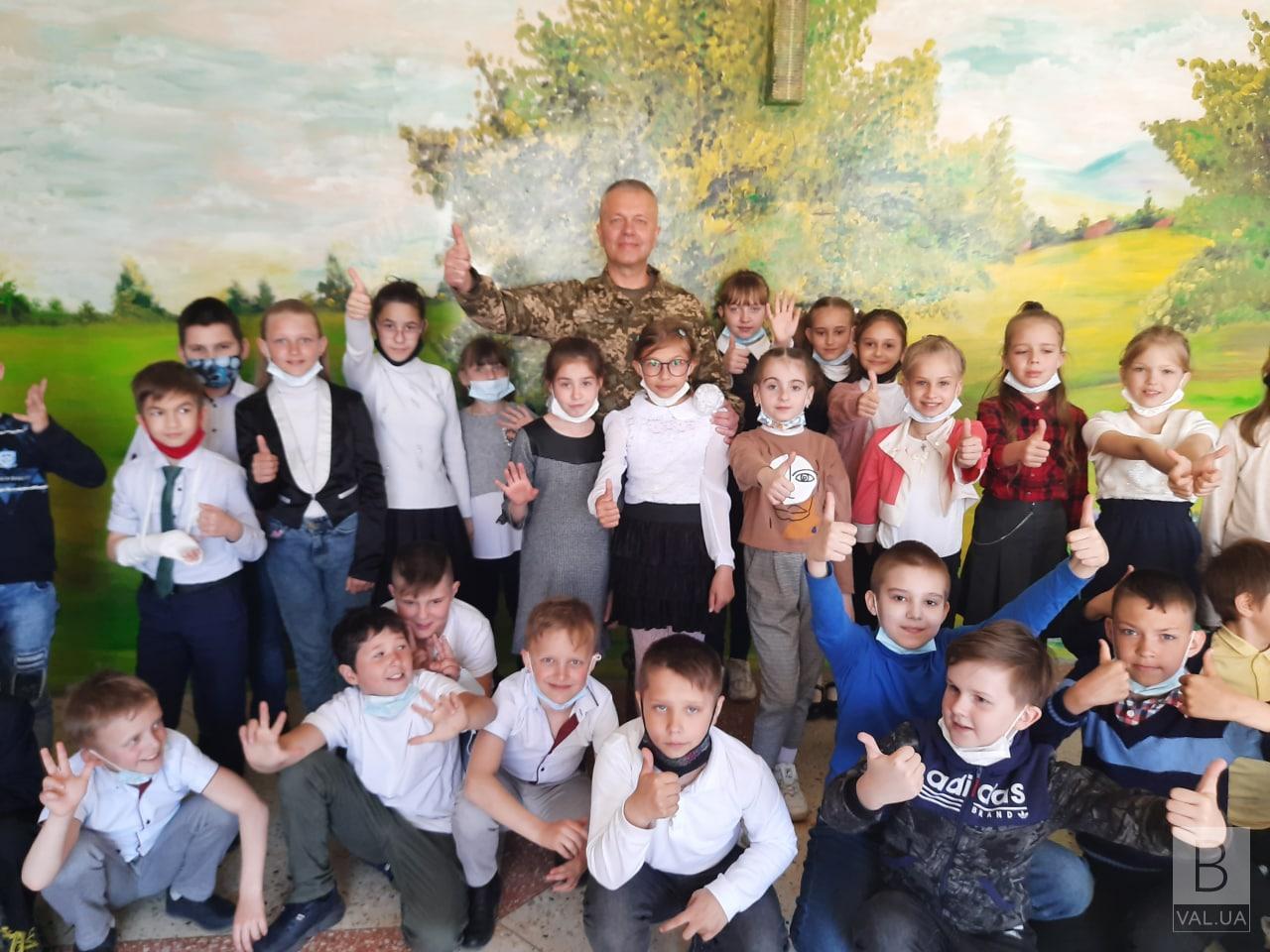 Більше ніж благодійність: «АТБ» передала три тисячі великодніх подарунків дітям із «сірої» зони Донбасу