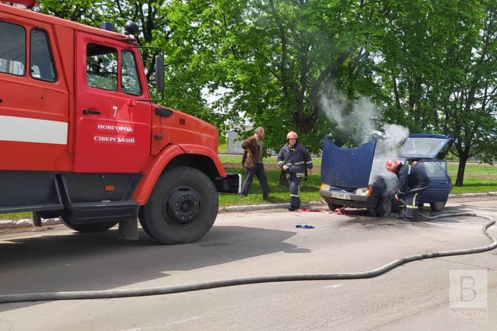 У Новгород-Сіверському вогнеборці прийшли на допомогу водієві «Таврії», що загорілась під час руху. ФОТО