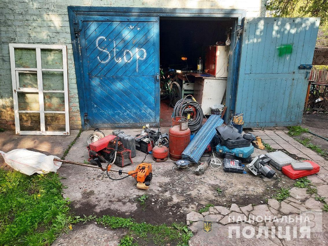 У Прилуках затримали двох місцевих жителів, що викрали електроінструмент з гаража. ФОТО