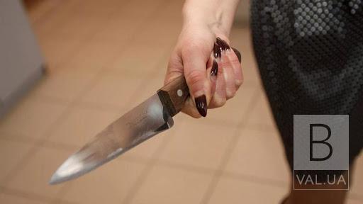 У Чернігові жінка поранила свого чоловіка ножем. Він у реанімації