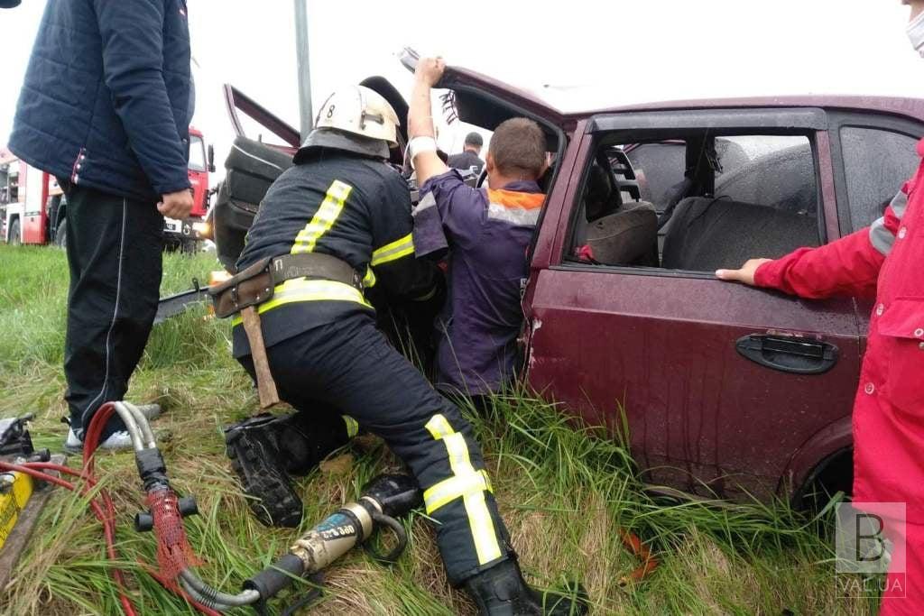На Чернігівщині водія вирізали із розтрощеної у ДТП автівки. ФОТО