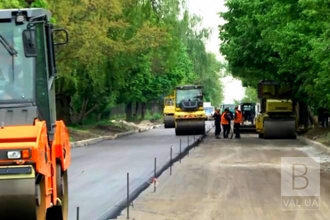 У Чернігові триває ремонт дороги на вулиці 1-го Травня. ФОТО