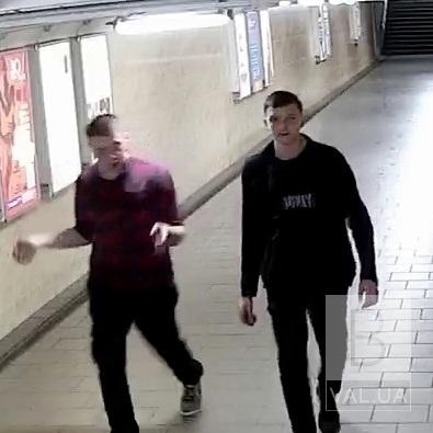 У Чернігові розшукують двох молодиків, які розбили табличку «Вихід» в підземному переході біля готелю «Україна». ФОТО