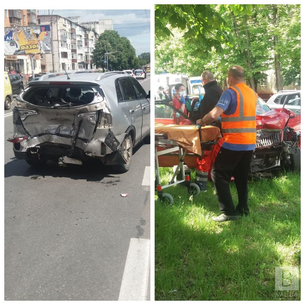 У центрі Чернігова автомобіль «Skoda» на швидкості врізався в «Кіа»: травмувались троє людей. ФОТО