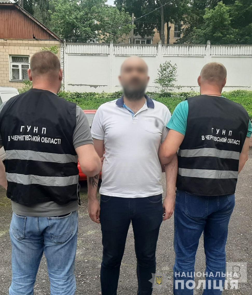 У Чернігові поліцейські затримали іноземця, якого розшукували на батьківщині 9 років за шахрайство