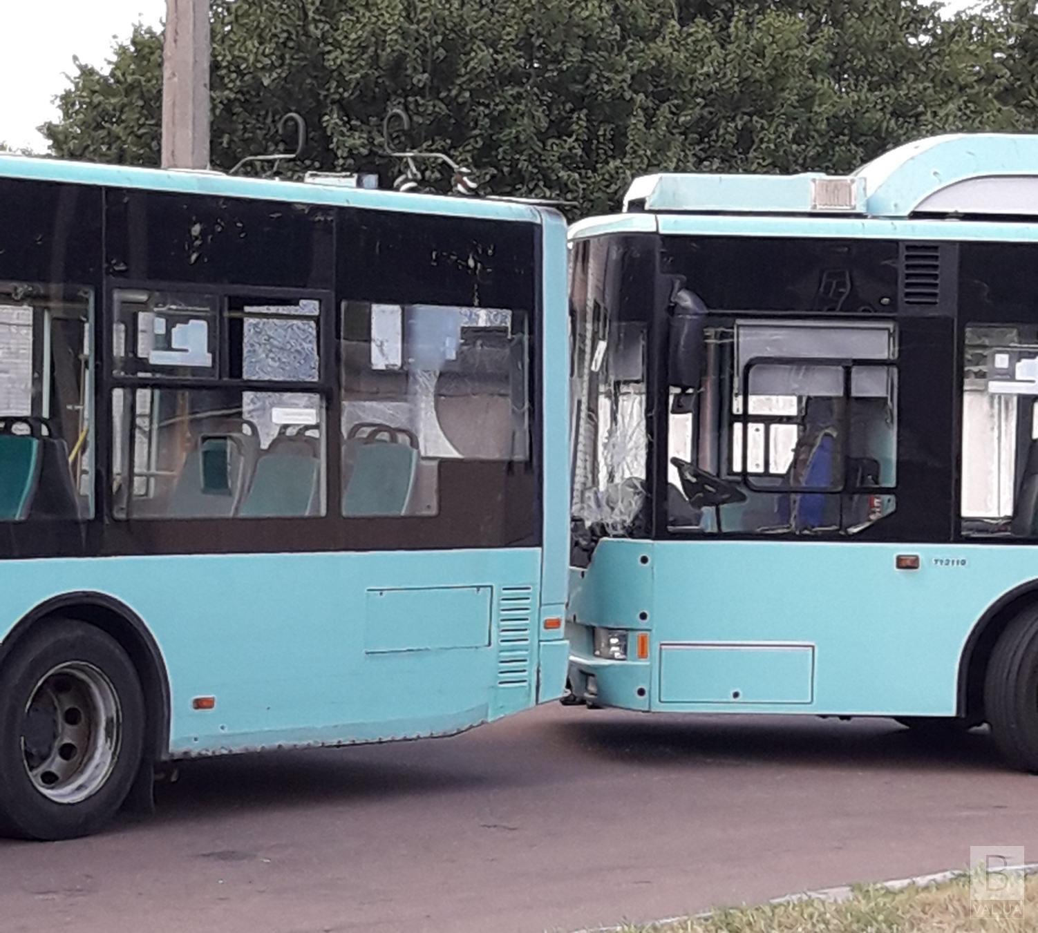 Мінус два тролейбуси: у Чернігові на кінцевій 10-го маршруту зіткнулися «рогатики». ФОТОфакт