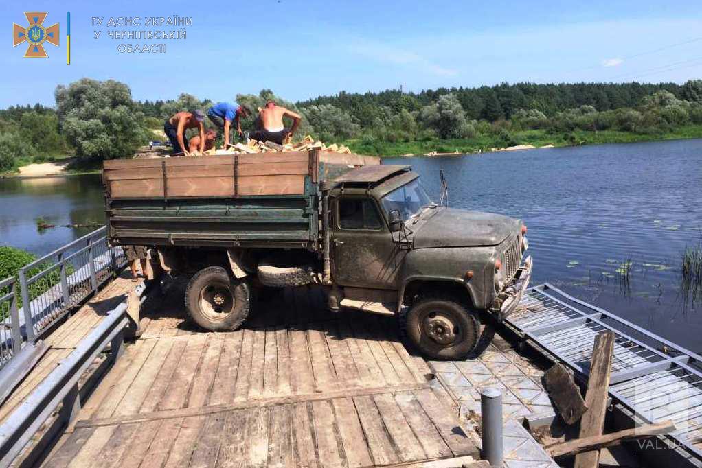 У Новгород-Сіверському районі рятувальники деблокували вантажівку, яка перекрила міст. ФОТО