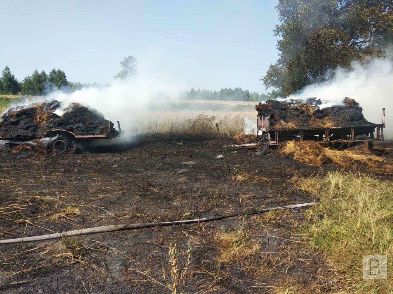 У Чернігівському районі тракторний причеп згорів разом із сіном. ФОТО