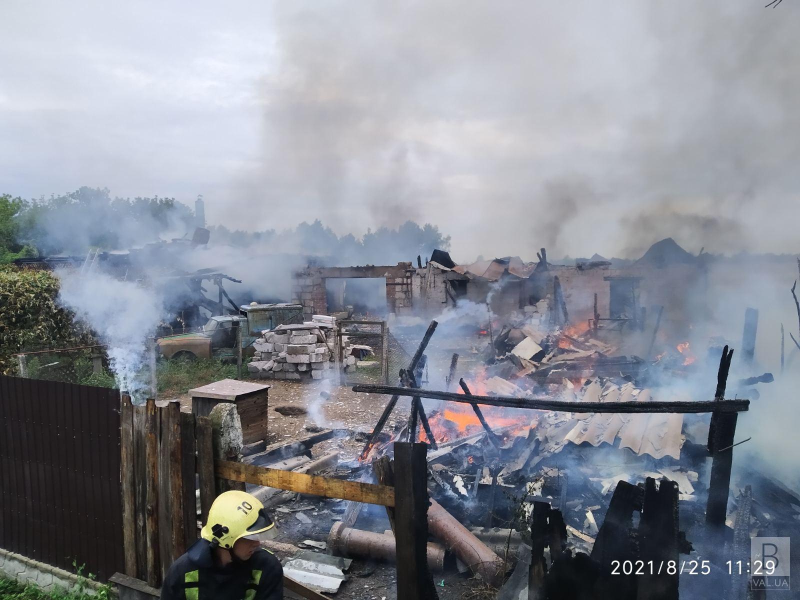 Пізно викликали рятувальників: на Чернігівщині згорів будинок, авто та ще дві будівлі. ФОТО