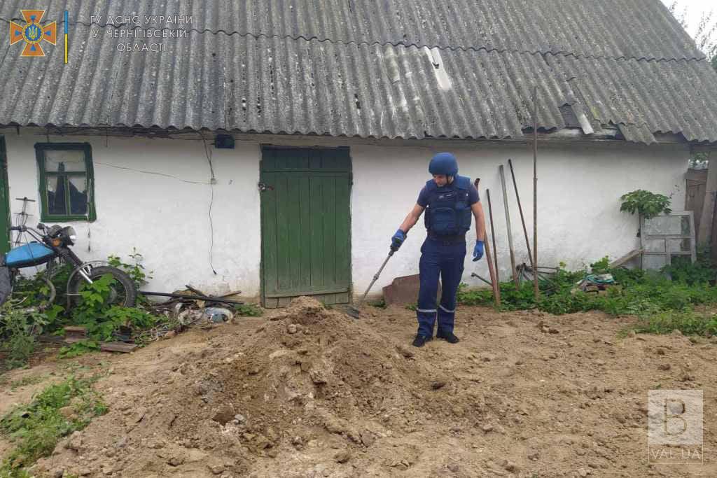 В одному з приватних господарств на Чернігівщині у купі з піском виявили боєприпас. ФОТО