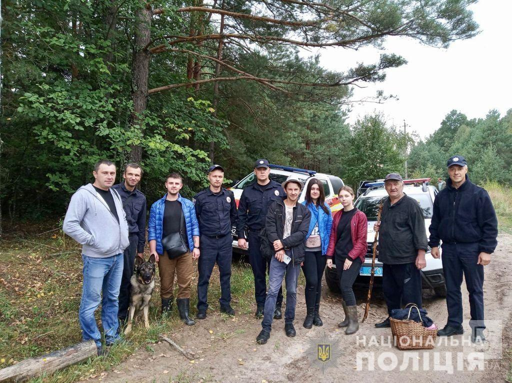 Сидів під деревом: поліція розшукала 73-річного пенсіонера, який добу блукав у лісі на Чернігівщині