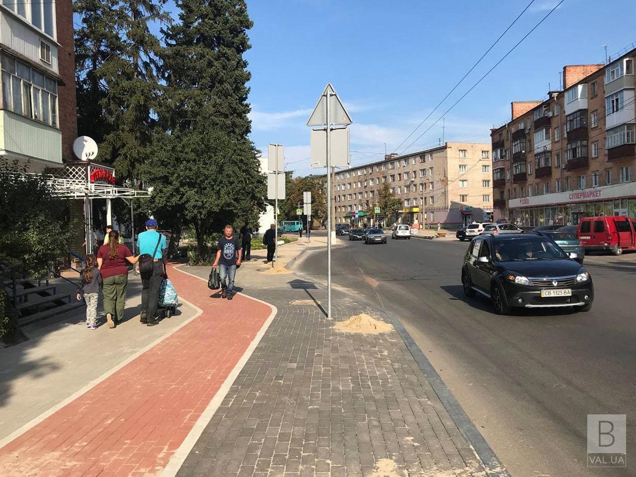 На фінішній прямій: у Чернігові на Шевченка закінчують ремонт тротуарів. ФОТО
