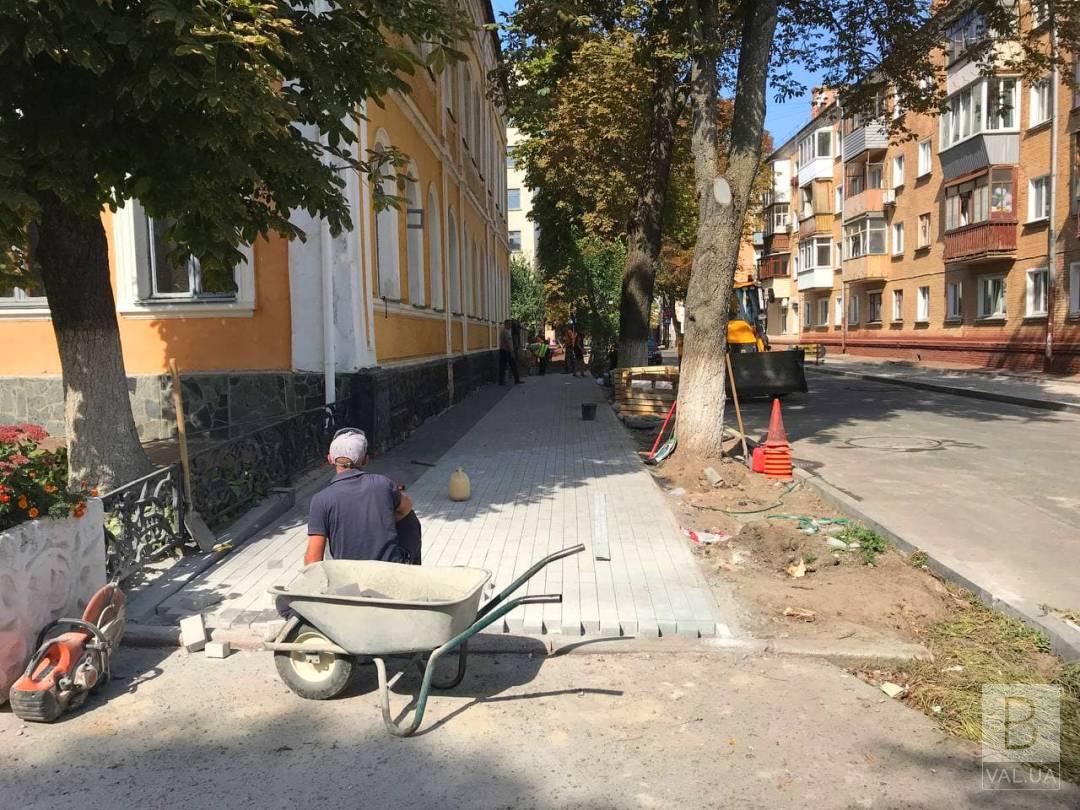 У Чернігові на вулиці Родимцева облаштовують тротуари. ФОТО