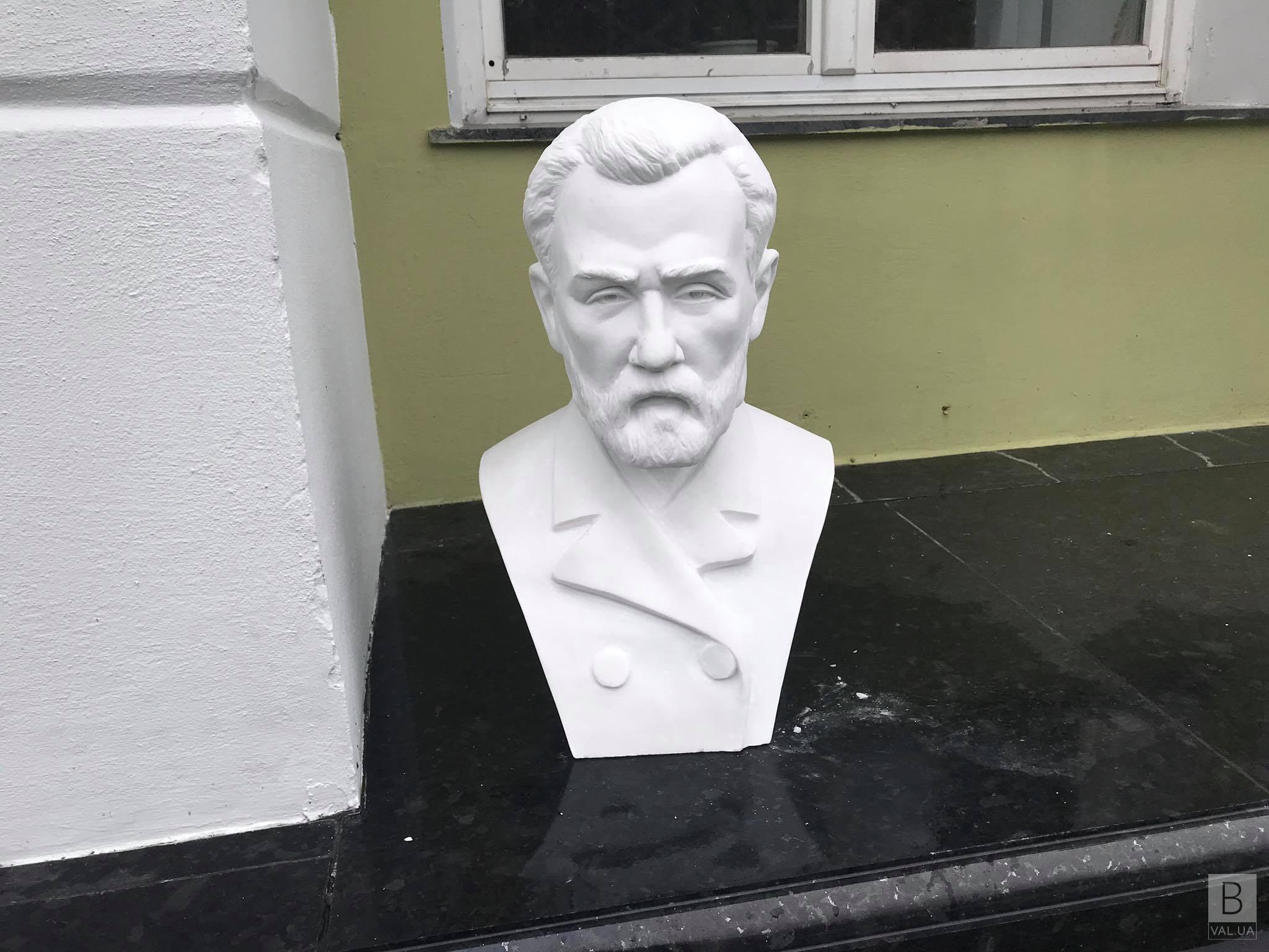 У Чернігові почали встановлювати меморіальну дошку з барельєфом колишнього міського голови Хижнякова