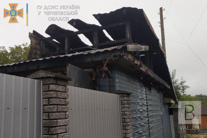 У Новгород-Сіверському під час пожежі гаражу «постраждали» два сусідні будинки. ФОТО