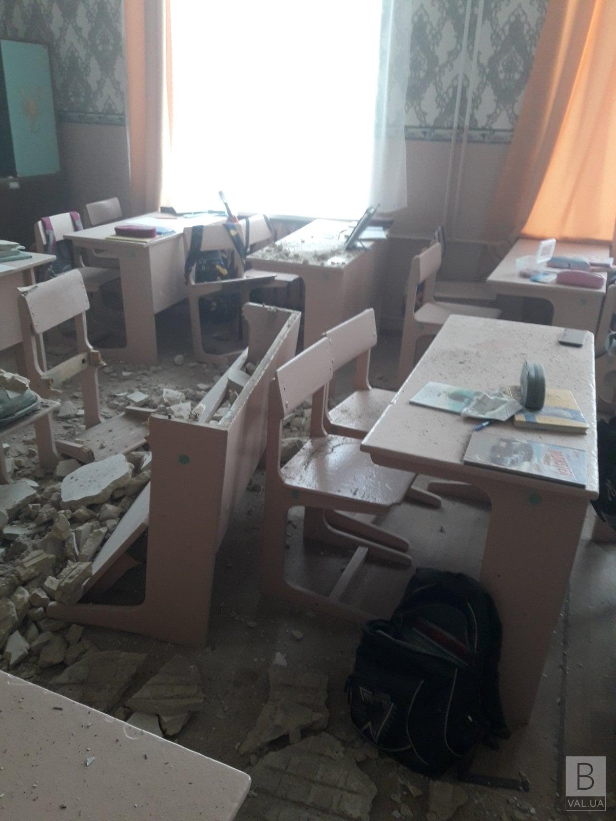 У Новгород-Сіверській гімназії в кабінеті обвалилася стеля. ФОТО