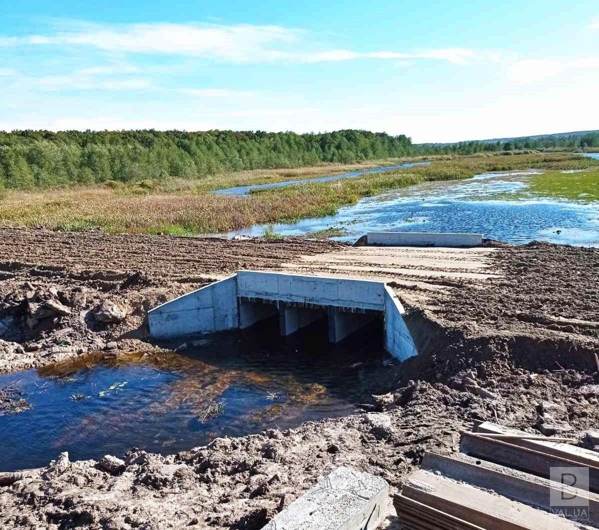 На Чернігівщині біля мосту через річку Удай зробили насип для облаштування тимчасової дороги. ФОТО