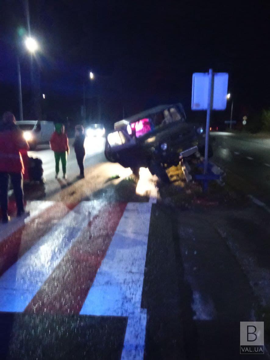 Випала із салона авто: в ДТП у Чернігові травмувалася 19-річна пасажирка