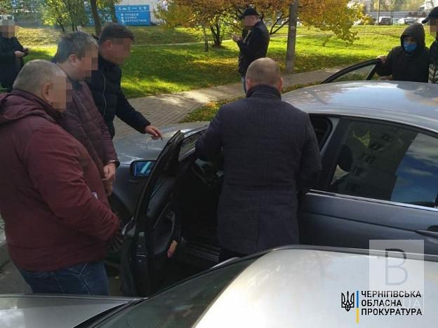 У Чернігові затримали керівника поліції, який за гроші «закривав очі» на підпільну торгівлю алкоголем. ФОТО