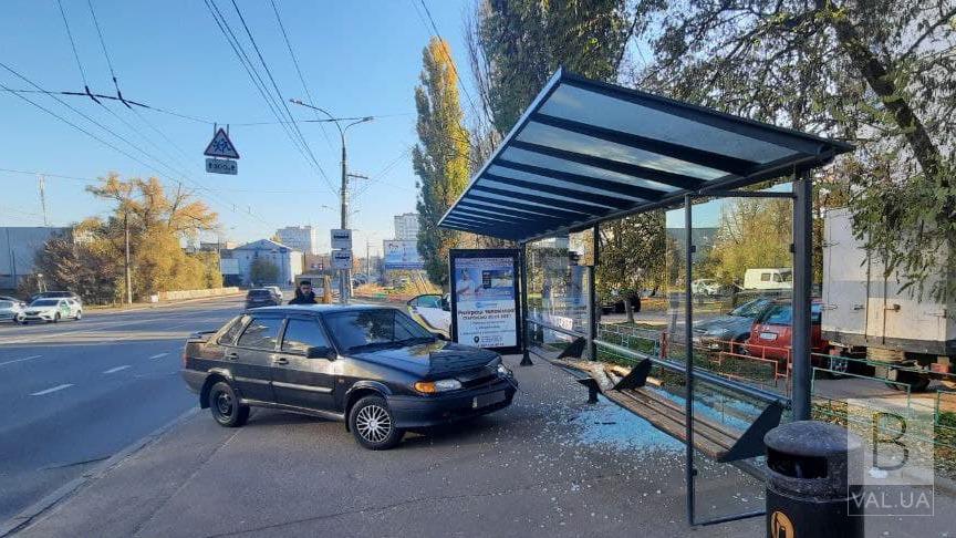 У Чернігові біля «Прогресу» авто «влетіло» в зупинку громадського транспорту