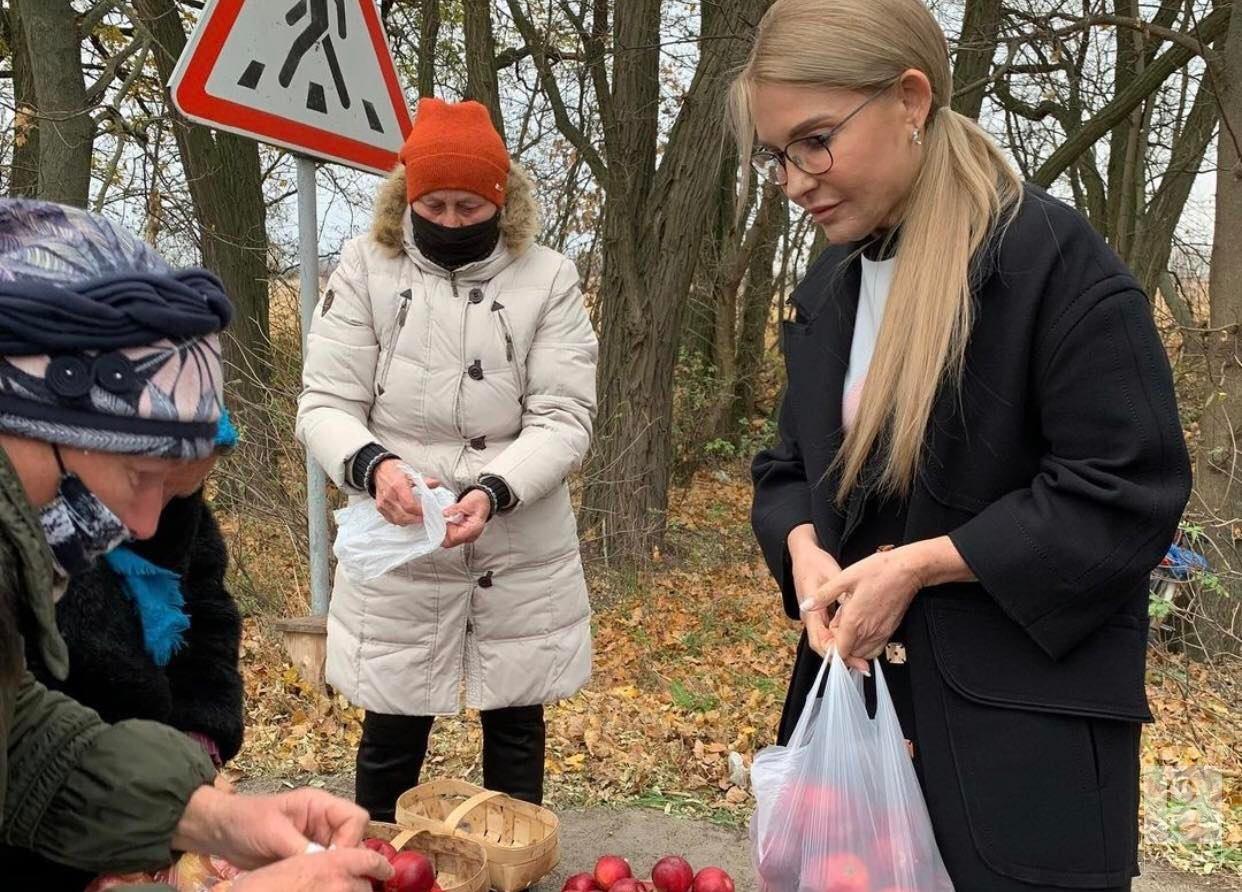  «Свої, соковиті»: у Ягідному Юлія Тимошенко купила яблук у бабусь біля дороги. ФОТО