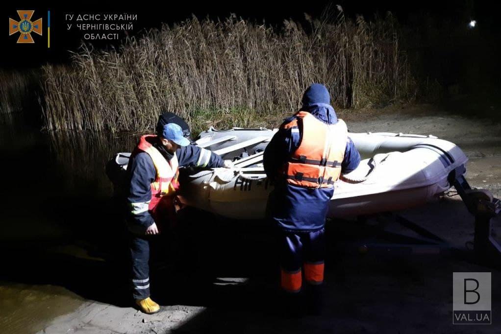 На Чернігівщині рятувальники знайшли рибалку, який заблукав в акваторії Дніпра. ФОТО