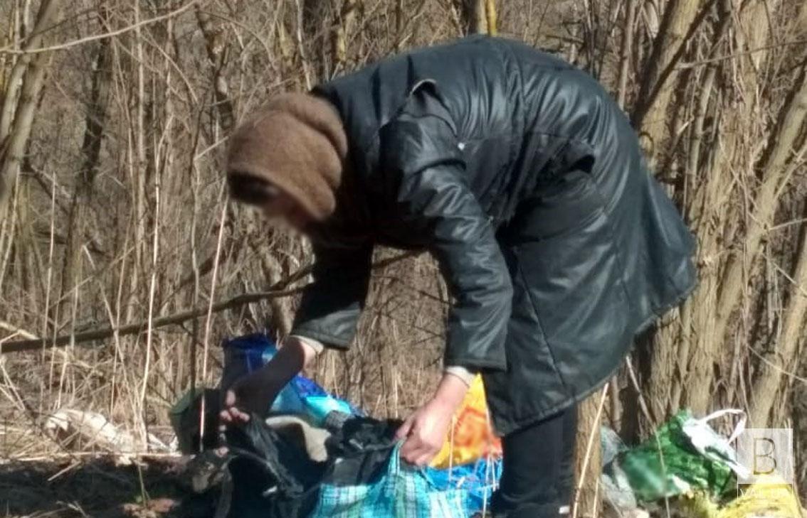 Жінку, що зривала таблички з могил на Чернігівщині, примусово лікуватимуть