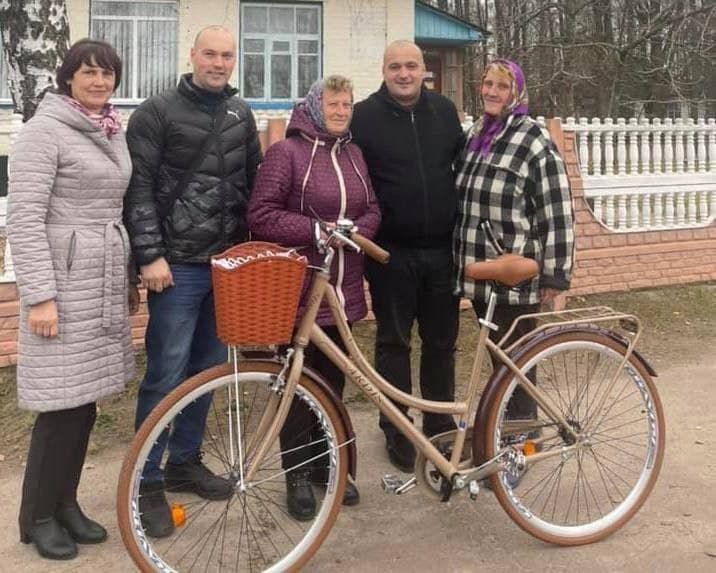Депутат від «Нашого краю» Олександр Демиденко подарував соцпрацівницям Чернігівщини велосипеди