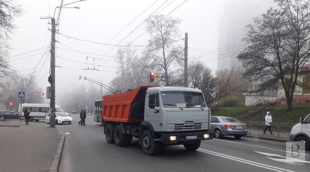 На перехресті Котляревського та проспекту Миру вантажівка збила жінку