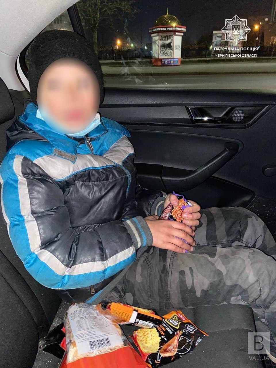 У Чернігові патрульні розшукали та повернули додому 12-річного хлопчика, який гуляв містом